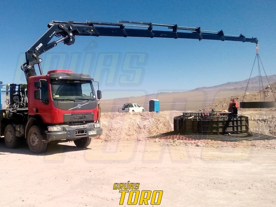 Camión Volvo con Grúa HIAB XS 477 E-8 HIPRO